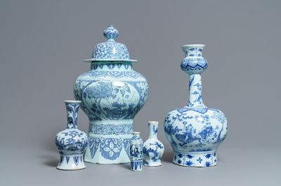 Vijf blauw-witte Delftse chinoiserie vazen, eind 17e eeuw