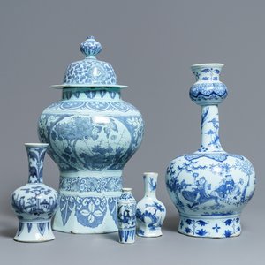 Vijf blauw-witte Delftse chinoiserie vazen, eind 17e eeuw — foto 1