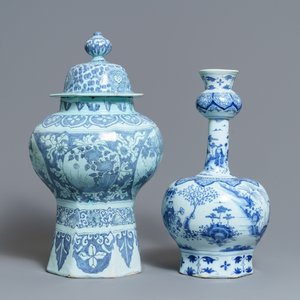 Vijf blauw-witte Delftse chinoiserie vazen, eind 17e eeuw — foto 5