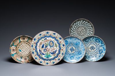 Vijf blauw-witte en polychrome schotels in islamitisch aardewerk, Qajar, Perzië, 19e eeuw