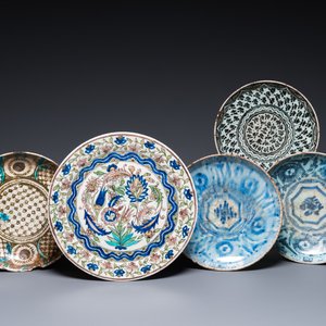 Vijf blauw-witte en polychrome schotels in islamitisch aardewerk, Qajar, Perzië, 19e eeuw — foto 1