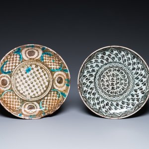 Vijf blauw-witte en polychrome schotels in islamitisch aardewerk, Qajar, Perzië, 19e eeuw — foto 4
