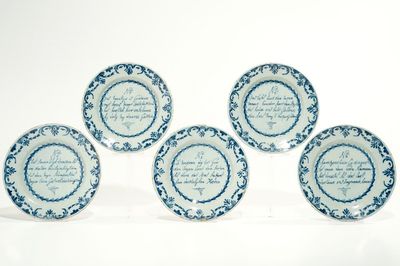 Vijf blauwwitte Delftse spreukenborden, 18e eeuw