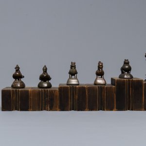 Vijf bronzen gewichten in de vorm van dieren en twee figuren, Birma en India, 19e eeuw — foto 2