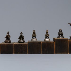 Vijf bronzen gewichten in de vorm van dieren en twee figuren, Birma en India, 19e eeuw — foto 4