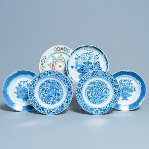 Vijf Chinese blauw-witte borden en één in famille verte, Kangxi — foto 1