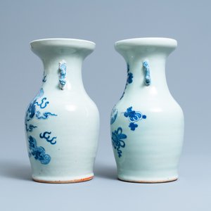 Vijf Chinese blauw-witte en famille rose vazen, 19e eeuw — foto 13