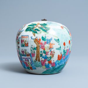 Vijf Chinese blauw-witte en famille rose vazen, 19e eeuw — foto 17