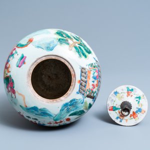 Vijf Chinese blauw-witte en famille rose vazen, 19e eeuw — foto 20