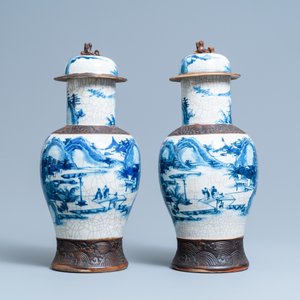 Vijf Chinese blauw-witte en famille rose vazen, 19e eeuw — foto 5
