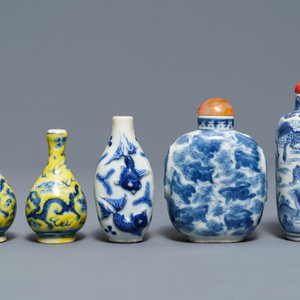 Vijf Chinese blauw-witte en gele porseleinen snuifflessen, 19/20e eeuw — foto 2