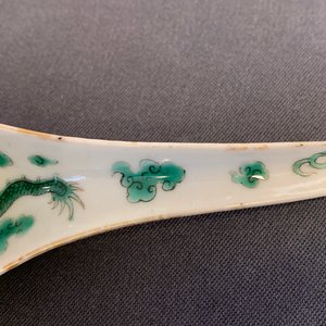 Vijf Chinese blauw-witte en polychrome 'draken' lepels, 19/20e eeuw — foto 11