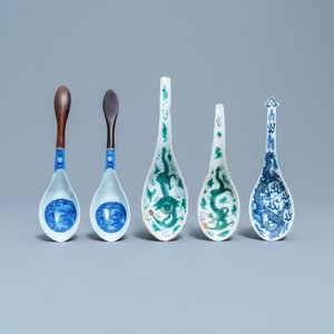Vijf Chinese blauw-witte en polychrome 'draken' lepels, 19/20e eeuw — foto 2