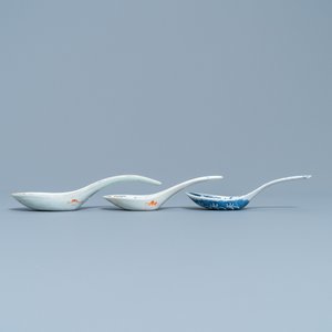 Vijf Chinese blauw-witte en polychrome 'draken' lepels, 19/20e eeuw — foto 4
