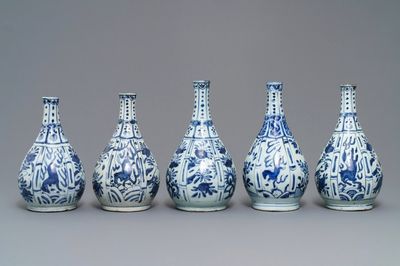 Vijf Chinese blauw-witte flesvormige vazen, Wanli
