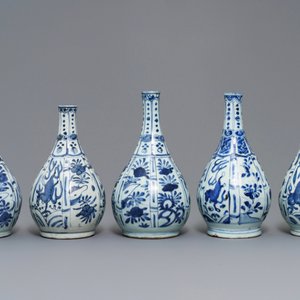 Vijf Chinese blauw-witte flesvormige vazen, Wanli — foto 2