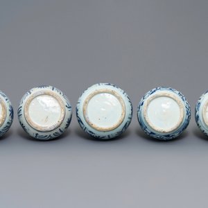 Vijf Chinese blauw-witte flesvormige vazen, Wanli — foto 5