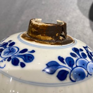 Vijf Chinese blauw-witte gemberpotten, Kangxi — foto 14