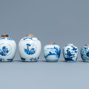 Vijf Chinese blauw-witte gemberpotten, Kangxi — foto 2