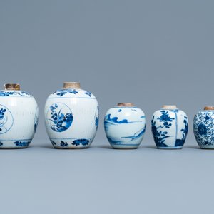 Vijf Chinese blauw-witte gemberpotten, Kangxi — foto 3