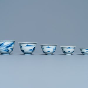 Vijf Chinese blauw-witte gradueel oplopende kommen, Chenghua merk, Transitie periode — foto 6