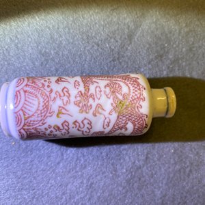 Vijf Chinese blauw-witte, ijzerrode en koperrode snuifflessen, 19e eeuw — foto 24
