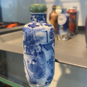 Vijf Chinese blauw-witte, ijzerrode en koperrode snuifflessen, 19e eeuw — foto 25