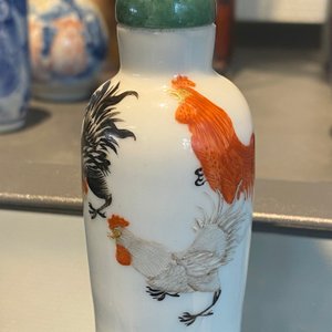 Vijf Chinese blauw-witte, ijzerrode en koperrode snuifflessen, 19e eeuw — foto 29