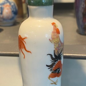 Vijf Chinese blauw-witte, ijzerrode en koperrode snuifflessen, 19e eeuw — foto 31