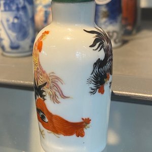 Vijf Chinese blauw-witte, ijzerrode en koperrode snuifflessen, 19e eeuw — foto 33