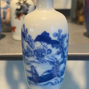 Vijf Chinese blauw-witte, ijzerrode en koperrode snuifflessen, 19e eeuw — foto 35