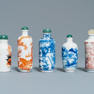 Vijf Chinese blauw-witte, ijzerrode en koperrode snuifflessen, 19e eeuw — foto 4