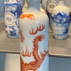 Vijf Chinese blauw-witte, ijzerrode en koperrode snuifflessen, 19e eeuw — foto 41