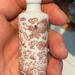 Vijf Chinese blauw-witte, ijzerrode en koperrode snuifflessen, 19e eeuw — foto 45