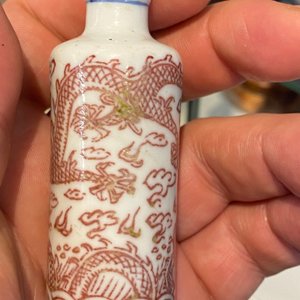Vijf Chinese blauw-witte, ijzerrode en koperrode snuifflessen, 19e eeuw — foto 47