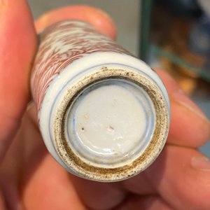 Vijf Chinese blauw-witte, ijzerrode en koperrode snuifflessen, 19e eeuw — foto 49