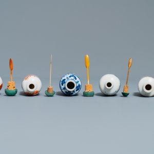 Vijf Chinese blauw-witte, ijzerrode en koperrode snuifflessen, 19e eeuw — foto 6