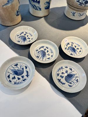 Vijf Chinese blauw-witte ko-sometsuke borden met een garnaal voor de Japanse markt, Tianqi — foto 1