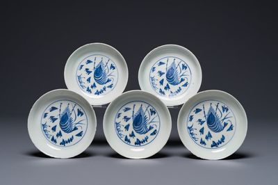 Vijf Chinese blauw-witte ko-sometsuke borden met een garnaal voor de Japanse markt, Tianqi