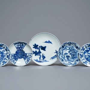 Vijf Chinese blauw-witte ko-sometsuke en kraakporseleinen borden, Wanli/Tianqi — foto 1