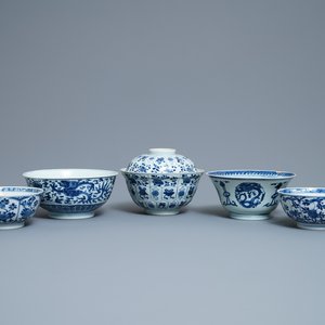Vijf Chinese blauw-witte kommen, Kangxi/Yongzheng — foto 1