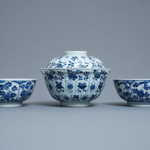 Vijf Chinese blauw-witte kommen, Kangxi/Yongzheng — foto 2