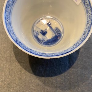 Vijf Chinese blauw-witte koppen en schotels, Chenghua merk, Kangxi — foto 19