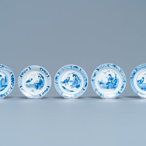 Vijf Chinese blauw-witte koppen en schotels, Chenghua merk, Kangxi — foto 2