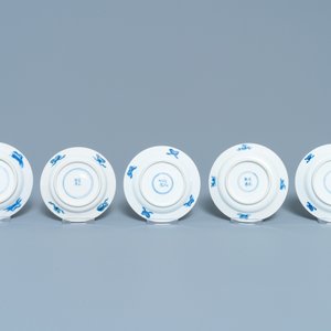 Vijf Chinese blauw-witte koppen en schotels, Chenghua merk, Kangxi — foto 3