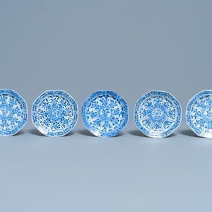 Vijf Chinese blauw-witte koppen en schotels, Kangxi merk, 19e eeuw — foto 2