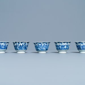Vijf Chinese blauw-witte koppen en schotels, Kangxi merk, 19e eeuw — foto 6