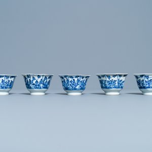 Vijf Chinese blauw-witte koppen en schotels, Kangxi merk, 19e eeuw — foto 7
