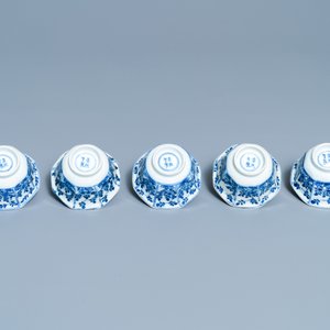 Vijf Chinese blauw-witte koppen en schotels, Kangxi merk, 19e eeuw — foto 9