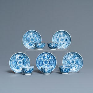 Vijf Chinese blauw-witte koppen en schotels, Kangxi — foto 1